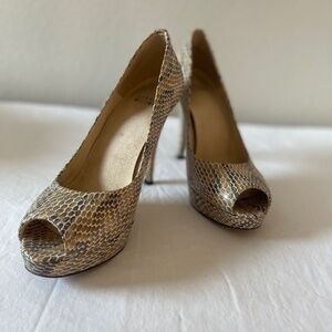 Stuart Weitzman JUST SO Beige Snakeskin Peep Toe Platform Stiletto Pumps Sz 8 M